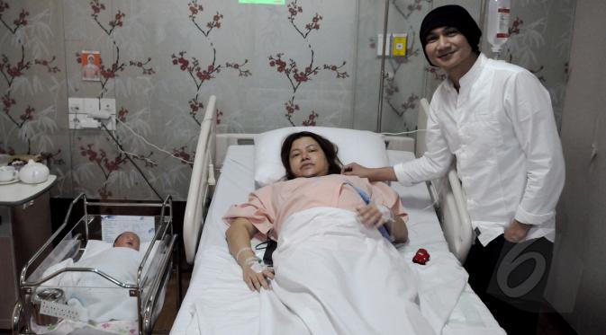 Anji bersama istri dan anak keempatnya saat di Rumah Sakit kawasan Kemang, Jakarta, Sabtu (11/4/2015). Berat anak ke-4 Anji 3,49kg dan panjang 49cm lahir melalui proses sesar (Liputan6.com/Andrian M Tunay) 