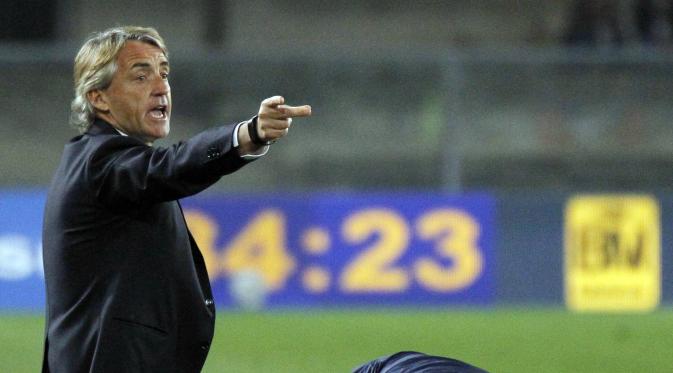 Pelatih Inter Milan, Roberto Mancini memberikan komando kepada pasukannya dari pinggir lapangan (AP Photo/Felice Calabro')