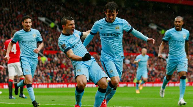 Penyerang City, Sergio Aguero (kedua kiri) merayakan selebrasi  usai mencetak gol ke gawang Manchester United saat Laga Liga Premier Inggris di Old Trafford, Minggu (12/4/2015). Manchester United menang 4-2 atas City. (Reuters/Jason Cairnduff)