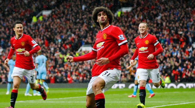 Gelandang Manchester United, Marouane Fellaini (tengah) merayakan selebrasi usai mencetak gol ke gawang Manchester City saat Laga Liga Premier Inggris di Old Trafford, Minggu (12/4/2015). Manchester United menang 4-2 atas City. (Reuters/Darren Staples)