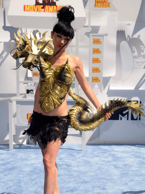 Aktris Tiongkok-Amerika, Bai Ling dan gaun sensasional yang berornamen naga saat menghadiri perhelatan MTV Movie Awards 2015 di Nokia Theatre, Los Angeles, Minggu (12/4). (REUTERS/Phil McCarten)