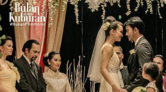 Atiqah Hasiholan dan Rio Dewanto ternyata 'menikah' lagi di 'Bulan di Atas Kuburan'
