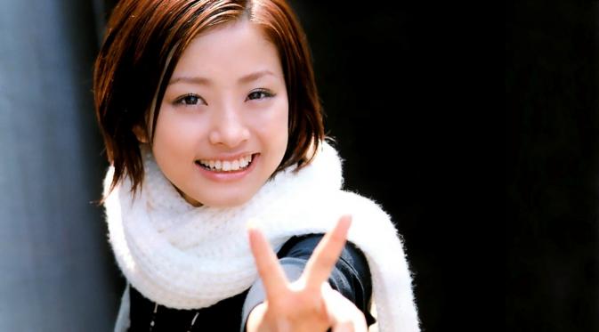 Aktris Aya Ueto yang kini berusia 29 tahun, baru hamil anak pertama setelah dua tahun tujuh bulan menikah dengan Hiro Exile.