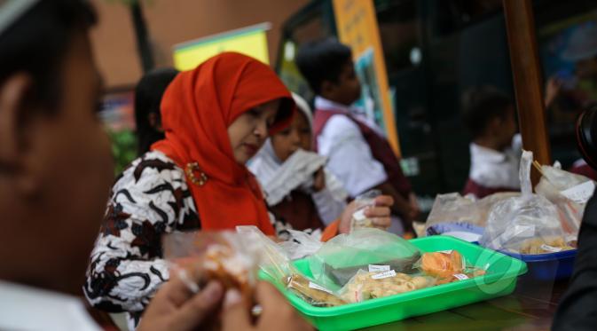 Badan POM melakukan inspeksi mendadak jajanan sekolah mengandung formalin di Jakarta, Senin (13/04/2015). (Liputan6.com/Faizal Fanani)