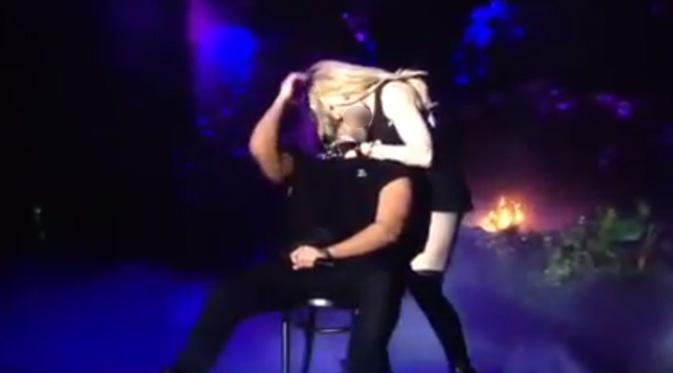 Madonna dan Drake saat tampil bersama di atas panggung Festival Coachella 2015. (foto: courtesy of gossip cop)