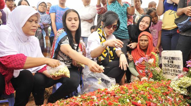 Syahrini tabur bunga dan berdoa dipusara Olga Syahputra (M. Akrom Sukarya/Bintang.com)
