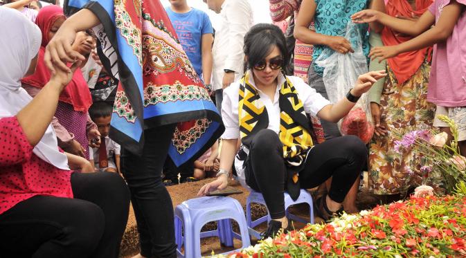 Syahrini berziarah kemakam Olga Syahputra