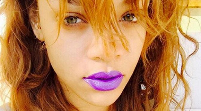 Lipstik warna ungu kini sedang diminati