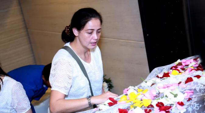 Inilah perjumpaan terakhir Roweina sebelum jasad James Sahertian dikremasi. (Wimbarsana/bintang.com)