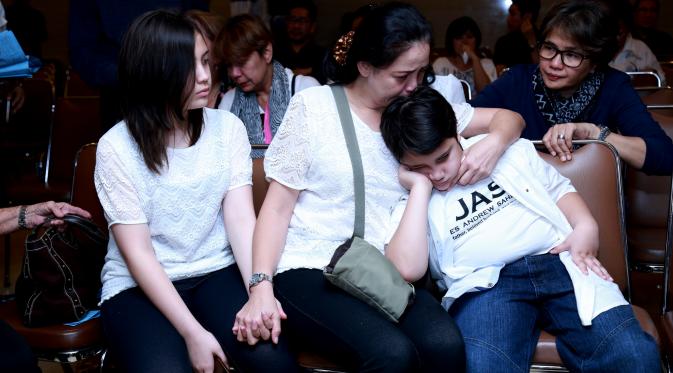 Roweina terus berusaha menguatkan kedua anaknya setelah James Sahertian pergi untuk selamanya. (Wimbarsana/bintang.com)