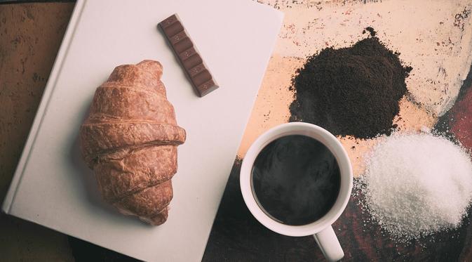 Beberapa orang mempunyai kebiasaan minum kopi di pagi hari sebelum bekerja.