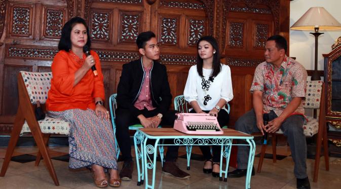Iriana Jokowi didampimngi Gibran, Selvi Ananda dan Anggit selaku jubir keluarga. (M. Akrom Sukarya/bintang.com)
