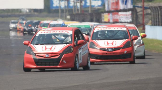 Pembalap Tim Honda Racing Alvin Bahar dan Rio Saputro masih sama-sama adaptasi dengan mobil.