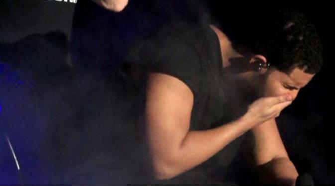 Drake langsung menyeka mulutnya setelah dicium Madonna