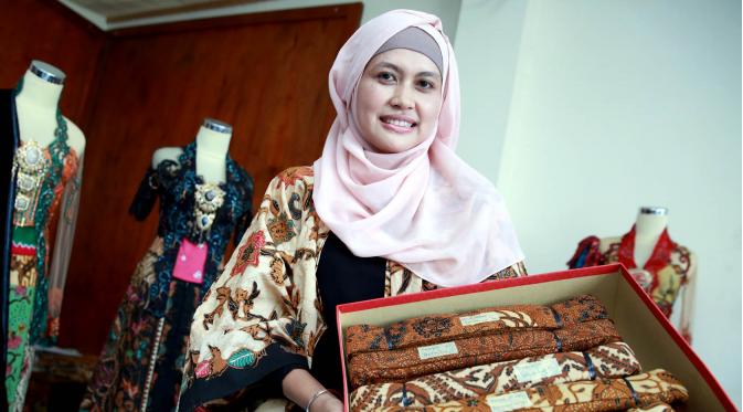 Hanif Sanjaya menunjukan bahan yang akan digunakan pada acara resepsi. (M. Akrom Sukarya/bintang.com)