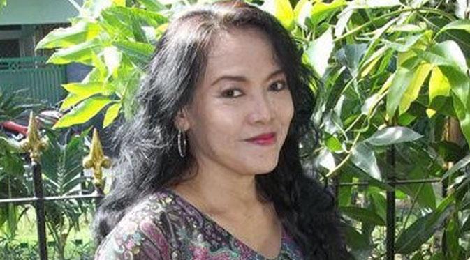 Senyum manis Rina Lidya Rawit Srimulat.