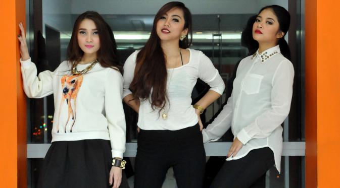 Grup vokal 123 (baca: One Two Three) beranggotakan cantik yang berbeda karakter, Lita, Windy, dan Osin ini sudah mengeluarkan single berjudul Tanpa Kekasihku, Jakarta, Senin (13/4/2015). (Liputan6.com/Panji Diksana)