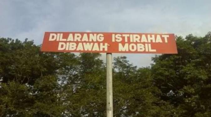 Peringatan 'Dilarang Tidur di Bawah Mobil'. Foto: darkcyber-mbba.blogspot.com