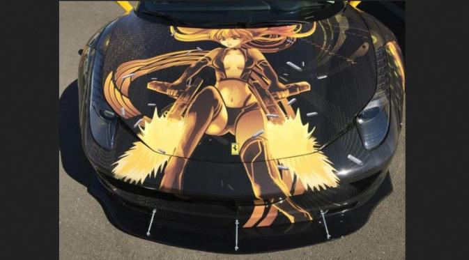 Sekelompok orang yang menamakan dirinya Team Anime memodifikasi tampilan Ferrari 458 dengan keliran gambar tokoh anime perempuan (Foto: Carcrushing)