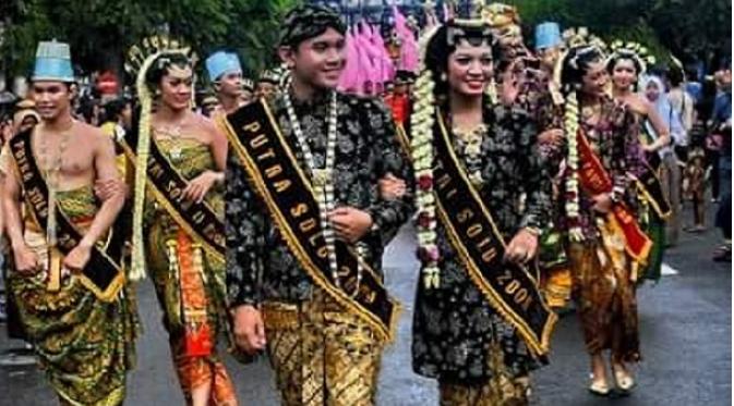 Selvi Ananda dan Suryo Wahyu Raharjo saat menjabat sebagai Putra - Putri Solo 2009. 