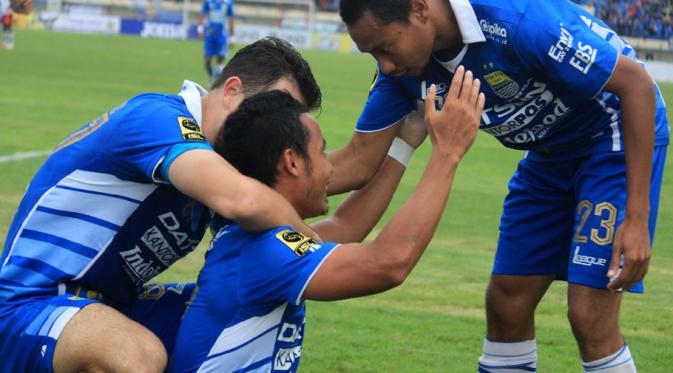 Kapten Persib Atep mendapatkan pelukan dari Ilija Spasojevic usai mencetak gol pembuka ke gawang PBR. (Liga Indonesia)