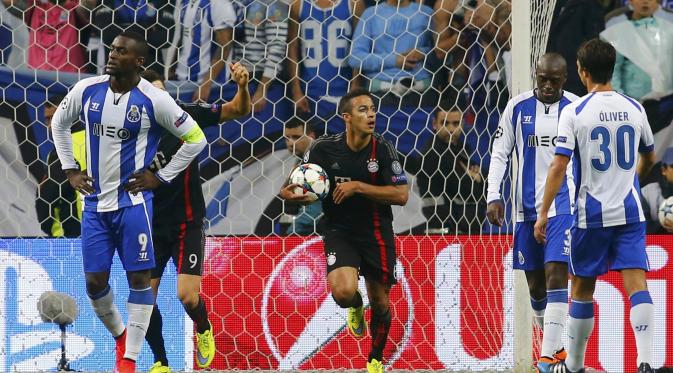  Bayern Munich's Thiago Alcantara (C) holds the ball after scoring a goal against Porto during their Champions League quarterfinal first leg soccer match at Dragao stadium in Porto April 15, 2015. REUTERS/Miguel Vidal