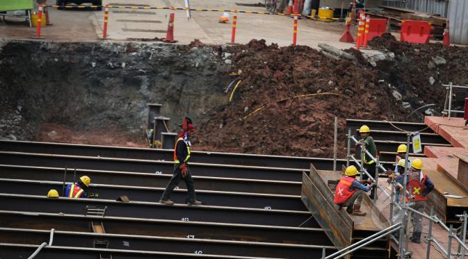 Pekerja menyelesaikan pengerjaan stasiun bawah tanah MRT di kawasan Bundaran HI, Jakarta, Rabu (15/4/2015). PT MRT Jakarta menyiapkan bentuk rancangan stasiun bawah tanah di Bundaran HI akan memiliki 3 lantai di bawah tanah. (Liputan6.com/Faizal Fanani)