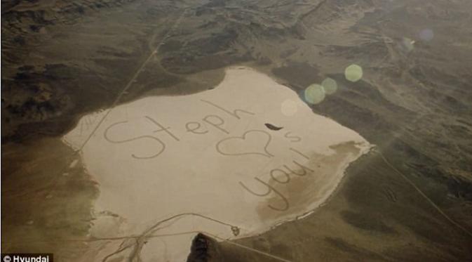 Stephanie menuliskan pesan kepada ayahnya di Nevada's Delamar Dry Lake