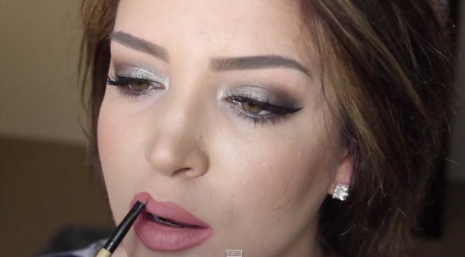 Ratakan lipliner dengan lipstiknya menggunakan kuas bibir  | youtube.com