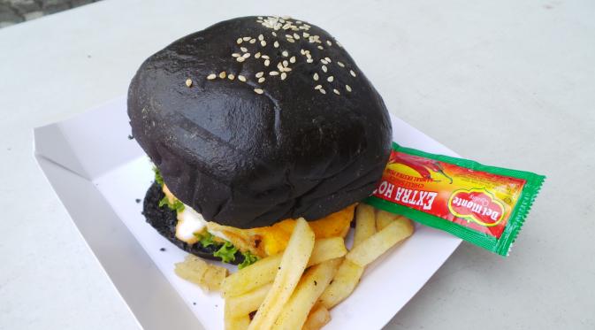 Sajian burger hitam yang berasal dari arang bambu Jepang dan kaya akan nutrisi