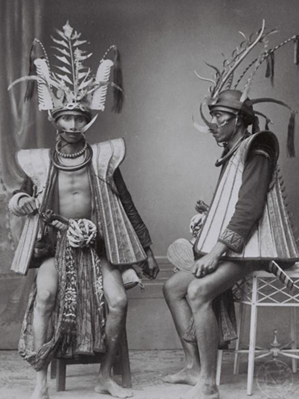 Dua Prajurit Nias di Daerah Nias Selatan (circa  1882-1912) | via: wowshack.com