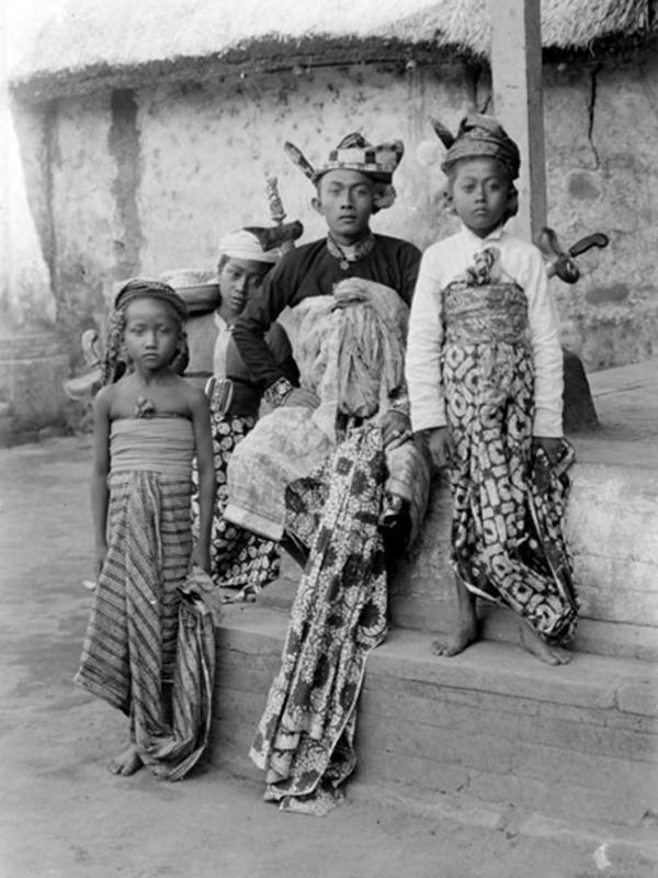 Keluarga Bali (circa 1910-1920) | via: wowshack.com