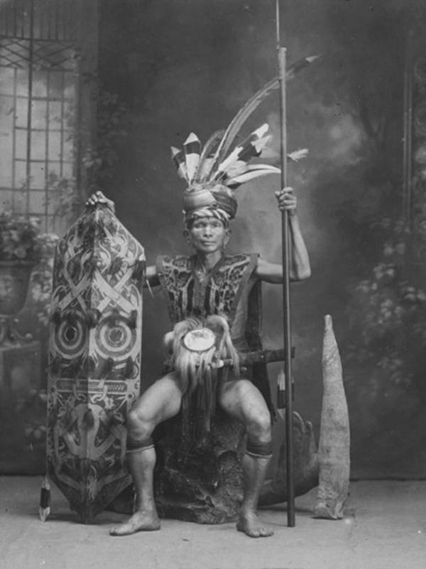 Kepala Suku Dayak (circa 1900-1920) | via: wowshack.com