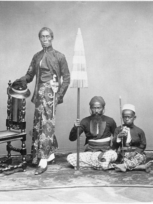 Pangeran Jawa dengan 2 Pelayan (circa 1865-1870) | via: wowshack.com