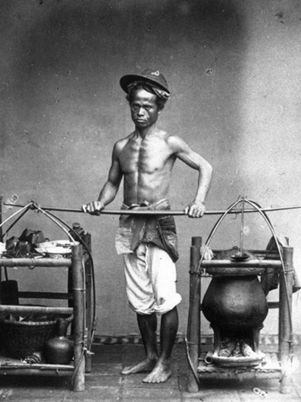 Seorang Pedagang dengan Dagangannya yang Dipikul (circa 1870) | via: wowshack.com