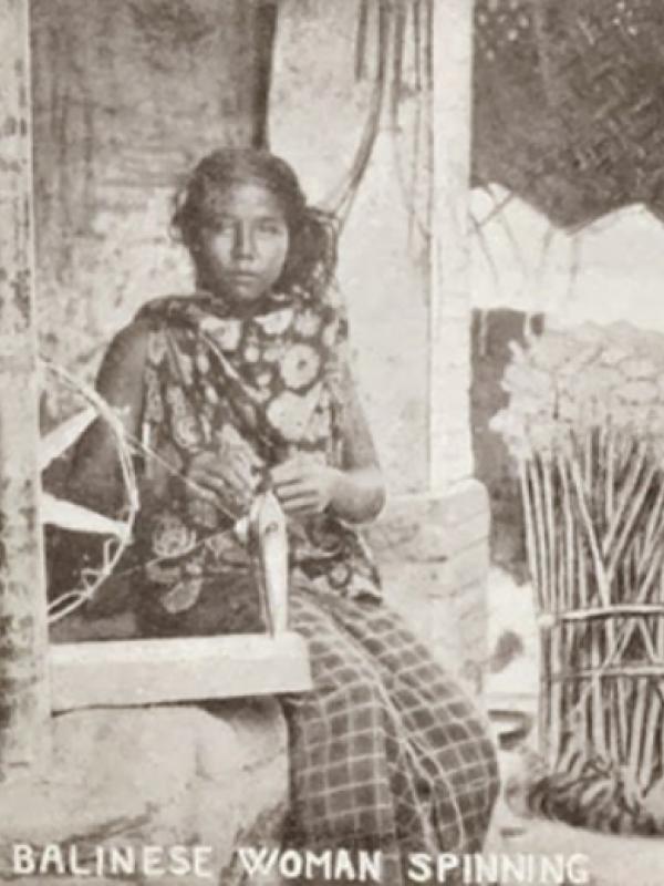 Perempuan Bali Sedang Memintal Benang (circa 1910) | via: wowshack.com