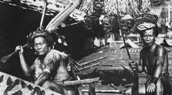Prajurit Dayak dari Longnawan, Borneo Utara (circa 1917) | via: wowshack.com