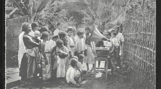 Penduduk Kampung di Batavia Sedang Mendengarkan Musik dari Gramophone