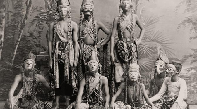 Pria Bertopeng Bermain Sandiwara, Jawa (circa 1900-1920) | via: wowshack.com