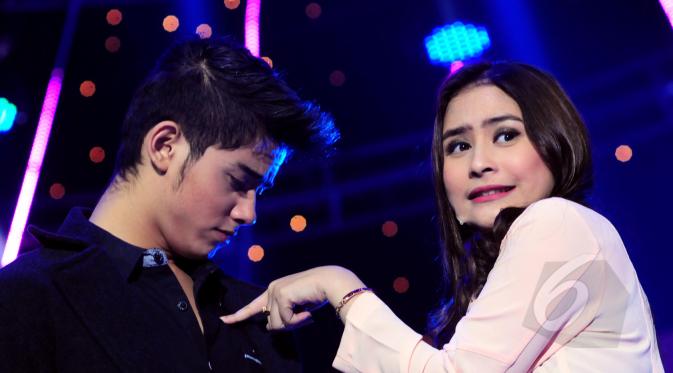 Aliando Syarief menunjukan keromantisannya kepada Prilly Latuconsina di malam Grand Final Ganteng Ganteng Serigala (GGS) Mencari Bintang di Studio Emtek, Jakarta, Rabu (15/4/2015).(Liputan6.com/Faisal R Syam)