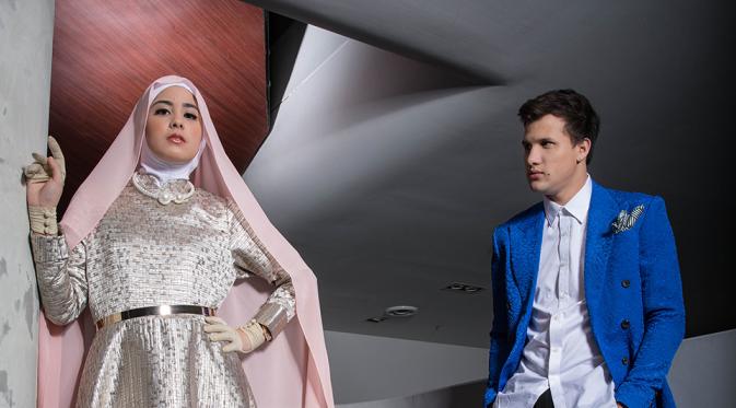Risty Tagor; Hijab & dress by laricaboutique IG @laricaboutique, sarung tangan by Normamoi IG @normahauri, kalung by number9 IG @nubernineonline. Stuart Collin:  blazer by Yudhistira IG @yudhistira_tyra. Make up by Devrio. (Fathan Rangkuti/Bintang.com)