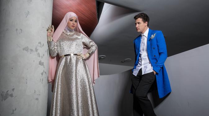 Risty Tagor; Hijab & dress by laricaboutique IG @laricaboutique, sarung tangan by Normamoi IG @normahauri, kalung by number9 IG @nubernineonline. Stuart Collin:  blazer by Yudhistira IG @yudhistira_tyra. Make up by Devrio. (M. Akrom Sukarya/Bintang.com)