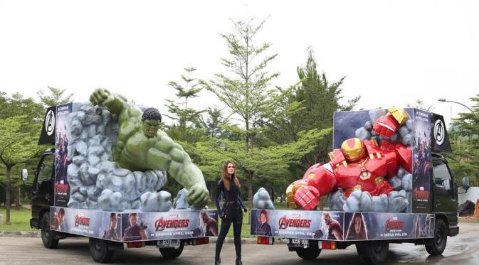 Luna Maya bertemu dengan Iron Man dan Hulk. Foto: Disney Indonesia 