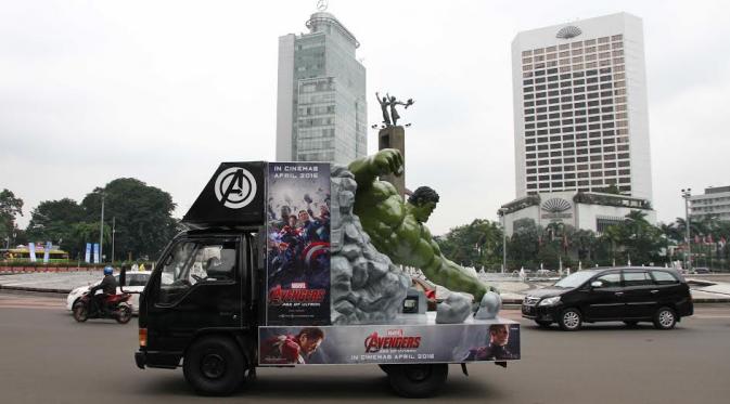 Hulk dan Iron Man berkeliling Jakarta. Foto: Disney Indonesia