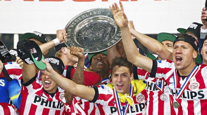 PSV Eindhoven berhasil meraih trofi juara Eredivisie Belanda musim 2014/15. PSV mampu mengunci gelar setelah mengalahkan Heerenveen 4-1.