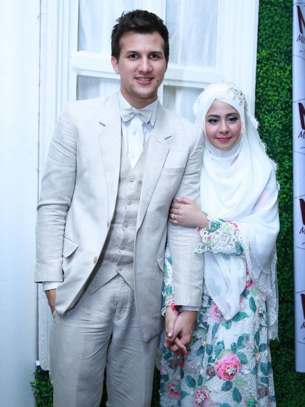 Saat bahagia seperti ini semoga bisa membuat Stuart Collin dan Risty Tagor untuk kembali rukun? (Bintang.com)