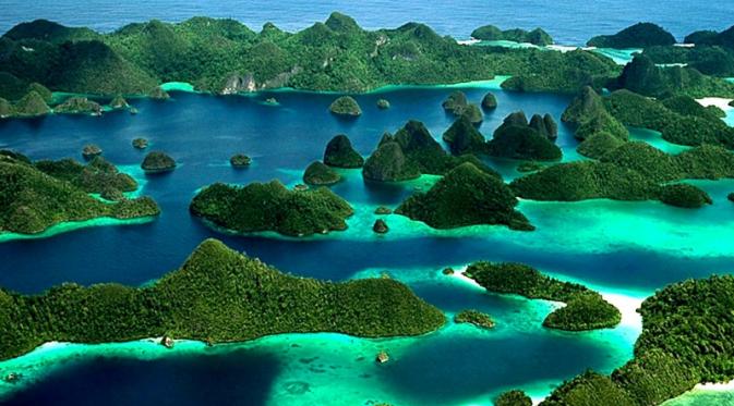 Gugusan pulau-pulau di Raja Ampat | via: leaveyourdailyhell.com