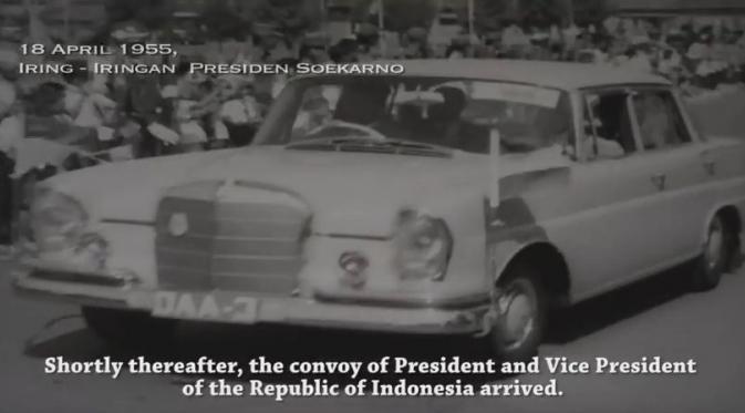 Mercedes 600, mobil yang digunakan presiden Soekarno saat Konferensi Asia Afrika pertama tahun 1955 di Bandung (Foto: cuplikan video Arsip Nasional RI).)