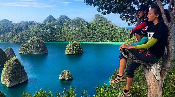 Keindahan alam di Raja Ampat bersatu dengan cantiknya Nadine Chandrawinata, benar-benar bikin mata jadi seger. (via Instagram.com)