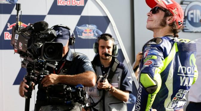 Bagi Rossi, ini adalah podium juara yang kedua di musim ini. Sebelumnya, pebalap asal Italia ini sukses finis terdepan di MotoGP Qatar. (AP Photo/Natacha Pisarenko)